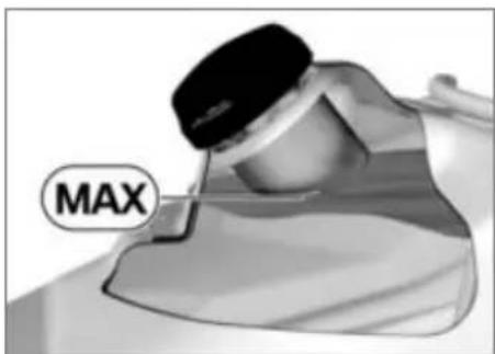 BMW C 650 GT (082017) - Contact du carburant sur les surfaces en matière plastique - 4