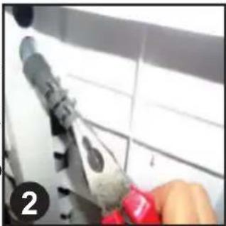CANDY CS C7LFS - Coloque a mangueira como demonstrado: - 5