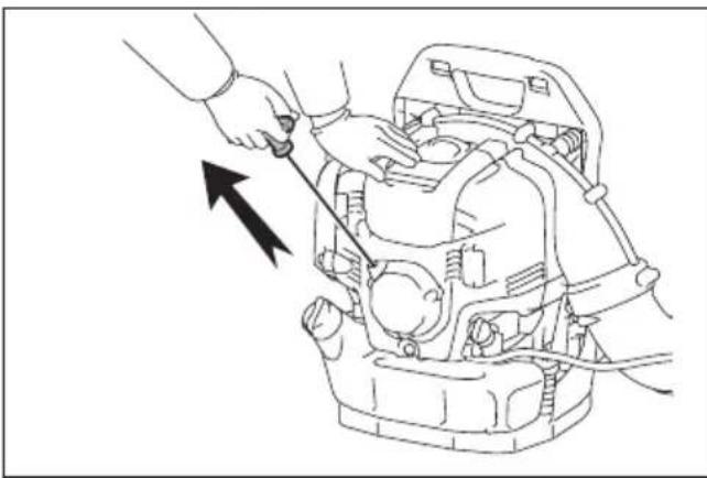 MAKITA EB5300TH - Quando il motore è freddo o dopo il rifornimento (avviamento a freddo) - 4