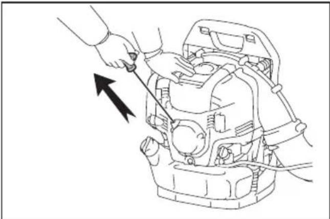MAKITA EB5300TH - Wanner de motor koud is of na het bijvullen van brandstof (koude start) - 4