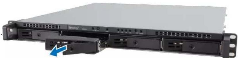SYNOLOGY RackStation RS818RP+ - Installation des disques - 1