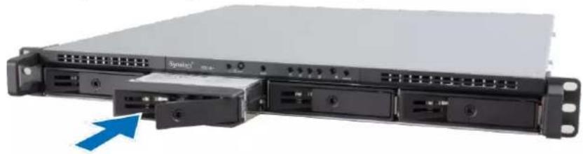 SYNOLOGY RackStation RS818RP+ - Installation des disques - 4