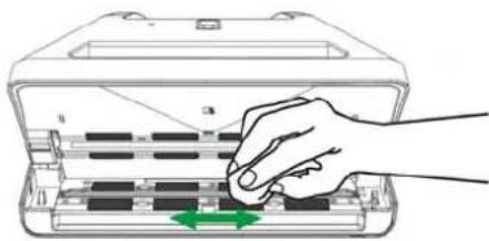 PLUSTEK ePhoto Z300 - Nettoyer le Rouleau d'Alimentation: - 1