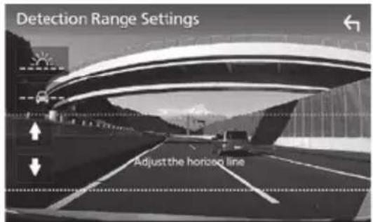 KENWOOD DRVN520 - Réglez l'angle de l'installation. Tournez le bouton d'ajustement de l'angle dans le sens horaire avant l'ajustement. Pour une mise en place correcte, réglez votre appareil de façon à aligner la ligne blanche horizontale avec l'horizon et la ligne rouge verticale avec le centre de la voie de circulation. Le rapport route/ciel de l'image devrait par ailleurs être de 50/50, comme indiqué par l'image ci-dessous. - 1