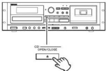 TASCAM CDA580 - Abrir la bandeja de disco - 1