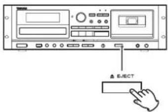 TASCAM CDA580 - Ouverture du compartiment de cassette - 1