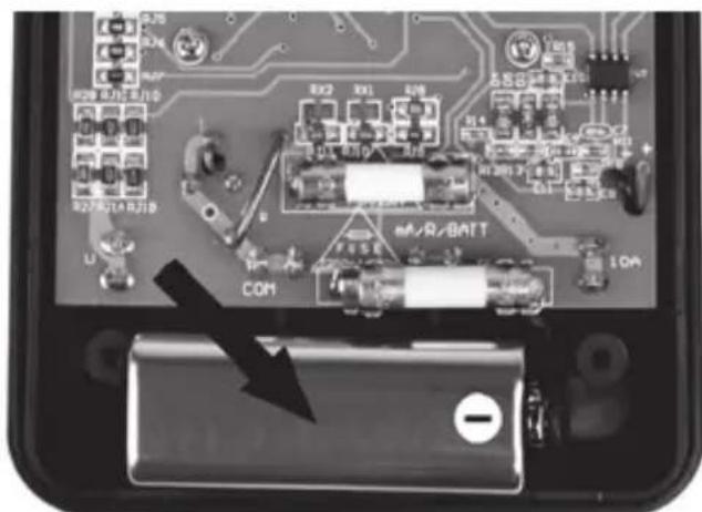 POWERFIX PDM 250 A2 - Insérer/remplacer la pile - 4