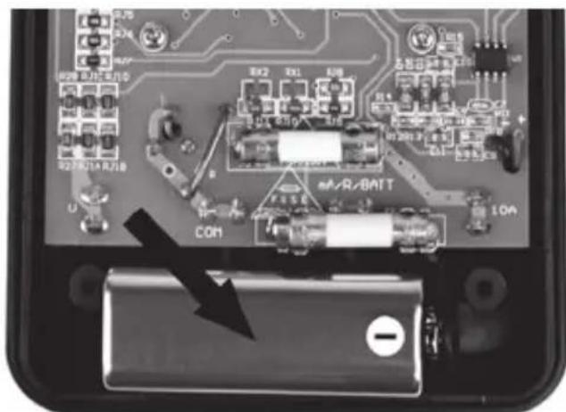 POWERFIX PDM 250 A2 - Batterijplaatsen/ervangen - 4