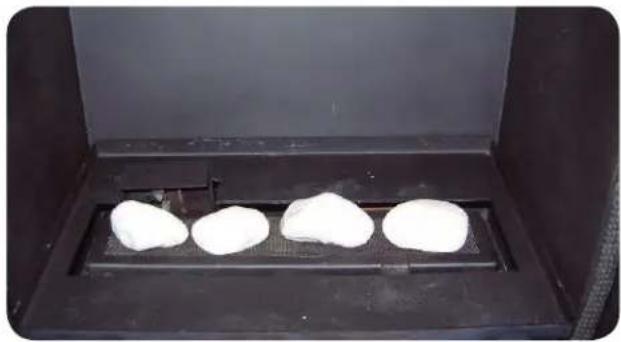 WANDERS Square 40 G - Placing the ceramic pebbles (available for natural gas and propane) - 2