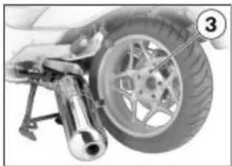 BMW R 1200 RT (2007) - リヤホイールを取り付ける - 1