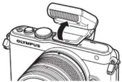 OLYMPUS PTEP10 - Fixer le flash à l'appareil photo et soulever la partie émettant de la lumière - 1