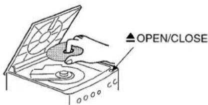 AIWA XRM70 - LOADING A DISC - 1