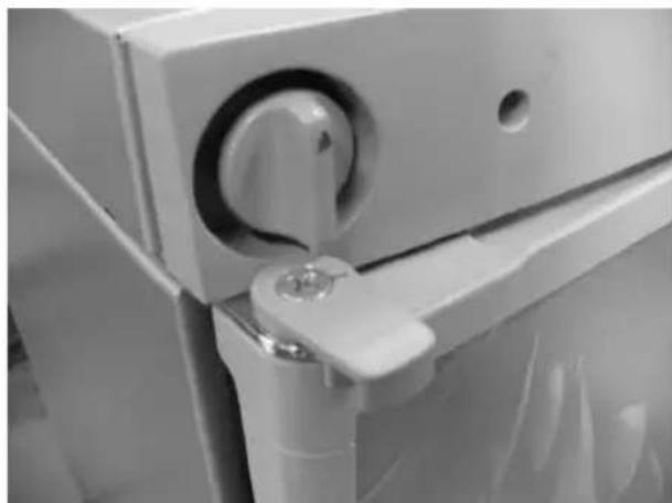 DOMETIC RF 60 - Door locking - 1