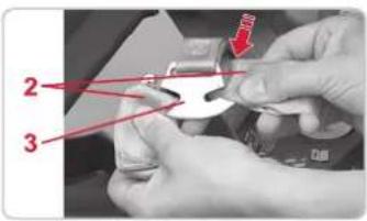 Römer First Class Plus - Pour adapter la hauteur des bretelles à la taille de votre enfant, procédez comme suit : - 1