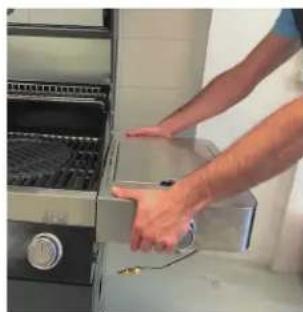Rösle BBQ Station Videro G3 - Pliage de la table latérale vers le haut/branchement de l'alimentation en gaz - 4