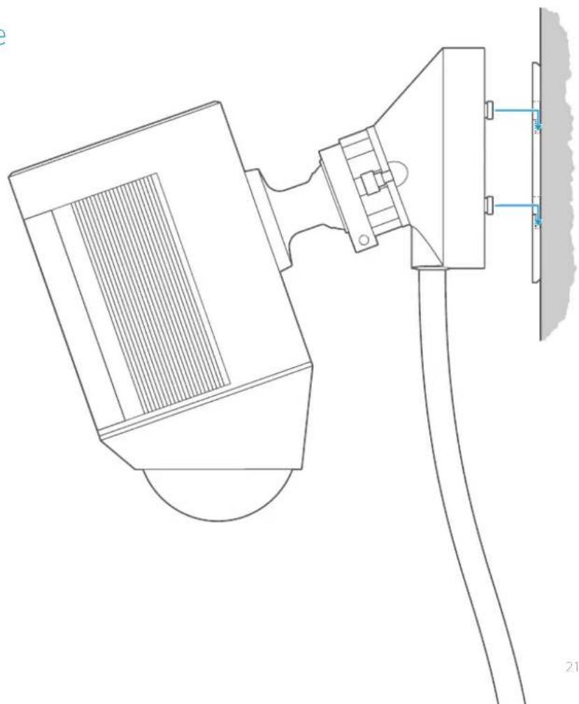 RING Spotlight Cam Wired - Attacher la base de votre Spotlight Cam au boitier defixation - 1