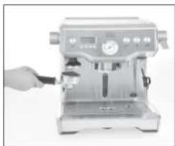 Solis Baritsta Triple Heat 1011 - TAMPING THE COFFEE GROUNDS WITH THE TAMPER - 1