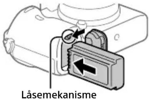 SONY Alpha A7R III - Indsæt batteriet, mens du trykker på låsemekanismen med spidsen af batteriet, indtil batteriet låses på plads. - 1