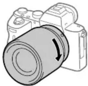 SONY Alpha A7R III - Samtidig med at du presser objektivet lett mot kameraet vender du objektivet sakte i pilretningen til du hører et klikk i låst posisjon. - 1