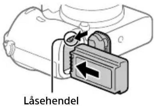 SONY Alpha A7R III - Sett inn batteriet mens du trykker på läsehendelen med kanten av batteriet, inntil batteriet läses på plass. - 1