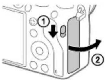 SONY Alpha A7R III - Öppna locket till minneskortsfacket. - 1