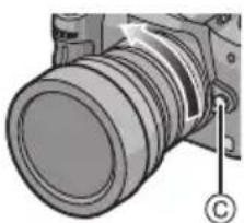 PANASONIC Lumix G 714mm f4 - Pulse el botón de desenganche del objetivo © mientras gira hasta que sea posible el objetivo en la dirección de la flecha para quitarlo. - 1