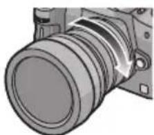 PANASONIC Lumix G 714mm f4 - Tournez le capuchon arrière de l'objectif pour le retirer. - 2