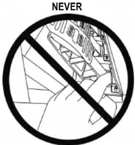 THRUSTMASTER TGT Racestuur - Warning - Pedal set pinching hazard during gaming sessions - 3