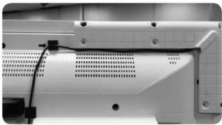 HITACHI UHD8610PC - GESTIONE DEI CAVI DEL TOUCH SCREEN - 2