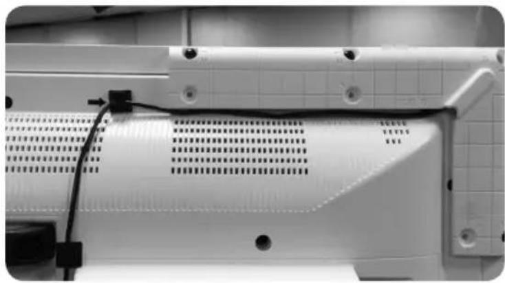 HITACHI UHD8610PC - GESTION DES CÂBLES D'ÉCRAN TACTILE - 2