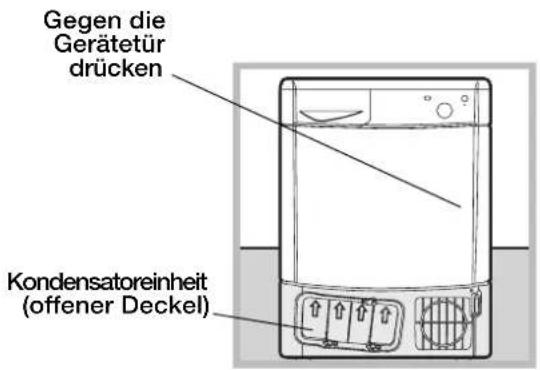 Gegen die Gerätetür drücken Kondensatoreinheit (offener Deckel)