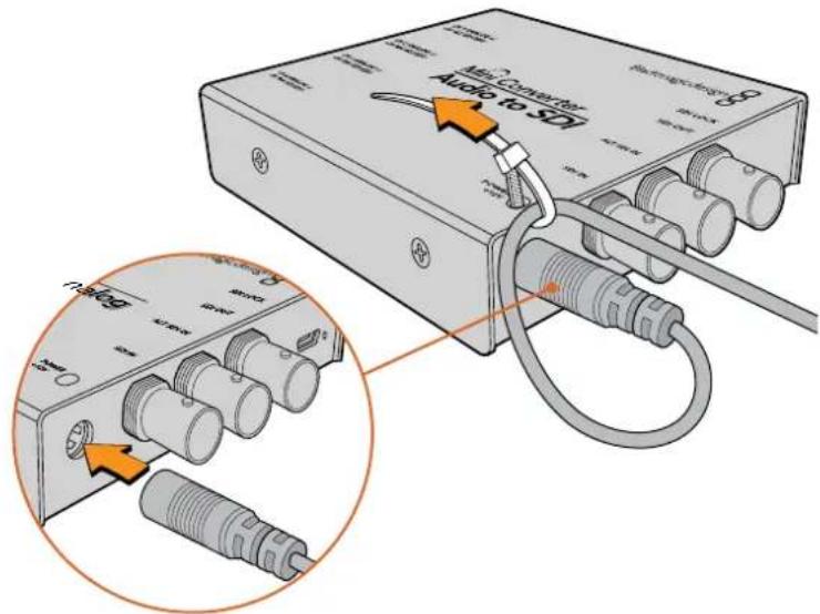 Blackmagic Design Micro Converter HDMI to SDI - Plugging in Power - 1