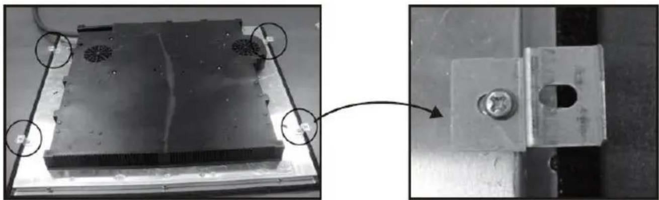 HOOVER HIFS430B - Ajuster la position des pattes de fixation - 1