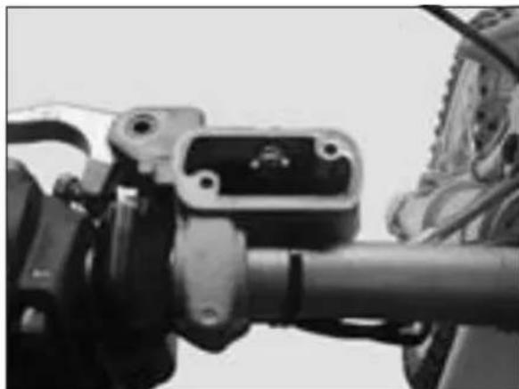 Beta RR 4T 400 (2008) - CHECKING THE OIL LEVEL IN THE HYDRAULIC CLUTCH - 2