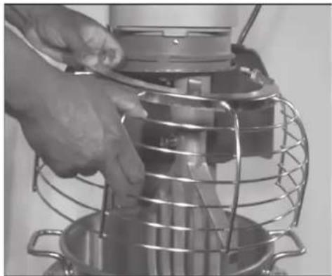 Hobart Legacy HL120 - Réinstaller la grille de protection - 2