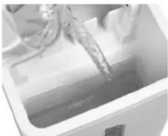 Igloo IGLICENSC26 - USING YOUR ICE CUBE MAKER - 1