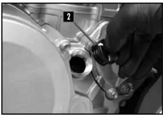 Sherco 450 SEF (2025) - CHECKING THE ENGINE OIL LEVEL - 2
