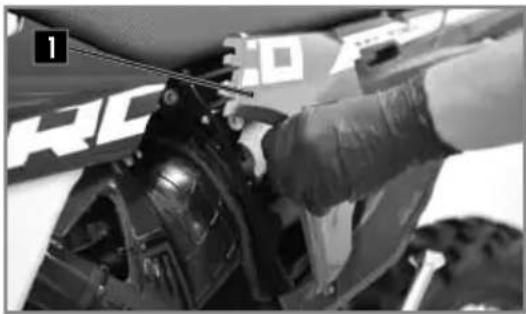 Sherco 450 SEF (2025) - ABBAUEN DES LUFTFILTERS - 1