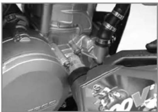 Sherco 450 SEF (2025) - CHECKING THE ENGINE OIL LEVEL - 4