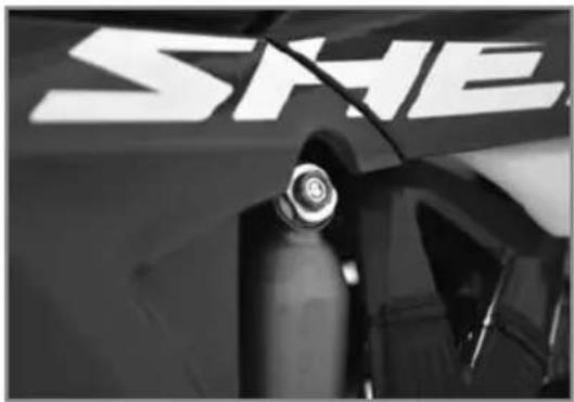 Sherco 450 SEF (2025) - EINSTELLEN DER DRUCKSTUFE DES STOSSDÄMPFERS BEI HOHER GESCHWINDIGKEIT - 1