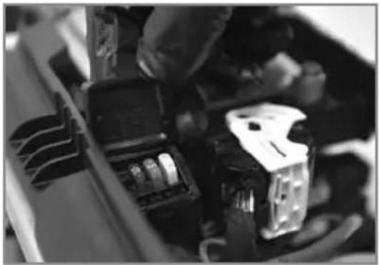 Sherco 450 SEF (2025) - SUSTITUIR EL FUSIBLE DE PROTECCIÓN DE HAZ LUMINOSO - 1