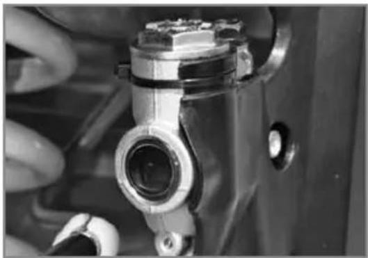 Sherco 450 SEF (2025) - CONTRÔLE DU NIVEAU DE LIQUIDE FREIN ARRIÈRE - 1