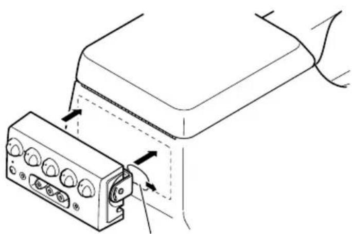 PIONEER CDVS33 - Doppelseitiges Klebeband an der vorgesehenen Montagefläche des Controllers-Einheit anbringen. - 1