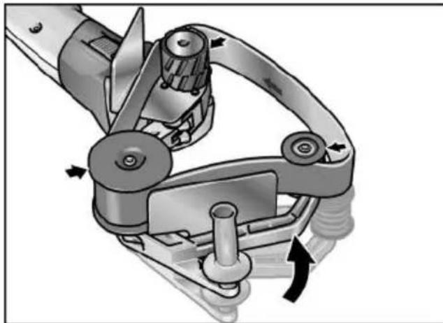 Flex BSE 143 100 Set - FORSIGTIG!riler"  
altinda tanimlanan bu urunun asağidaki  
standartlara veya standart belgelerine uygun  
olduguṇu Beyan ederiz: 2014/30/AB, 2006/42/AT, 2011/65/AB direktiflerinde bildirilen kosullara istinaden EN 62841. Teknik belgelerden sorumlu: FLEX-Elektrowerkzeuge GmbH, R &amp; D Bahnhofstrasse 15, D-71711 Steinheim/Murr

![](images/d32d7b4fbcfa3ac62ec2c5566470c50e4ed01e1f1c364023ee6664983ca2353b.jpg)

Peter Lameli Technical Head

![](images/9c88cd4deb35f1f7aa488c0619b470a079a64a1d5366031a6e8048010b3c8413.jpg)

Klaus Peter Weinper  
Head of Quality  
Department (QD)

15.12.2020

FLEX-Elektrowerkzeuge GmbH  
Bahnhofstrasse 15, D-71711 Steinheim/Murr - 1