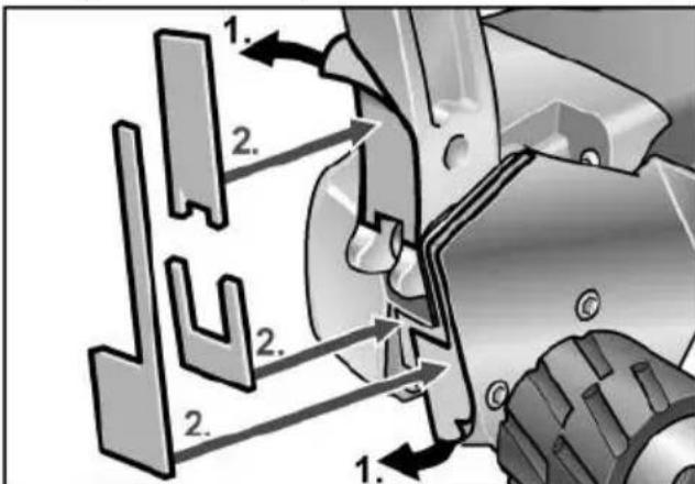 Flex BSE 143 100 Set - MenjavaOCRabljenih delov tad slipripas mala, kura tiek  
iegremdēta sagatave, var sapities  
un ar to izlauzt slipripu vai izraisit atsitenu.  
Tad slipripa kustas uz apkalpojos aspersonas pusi vai no tās prom, atkarība no ripas  
rotacijas virziena blokešanas vieta.

Tā slipripas var ari luzt.  
Atsitiens ir nepareizas vai kūdainas elektroinstrumenta izmantošanas rezultāts.  
To var noverst, ieverojot attiecigus drošibas tehnikas noteikumus, kuri tiek zemak apraksti.

Stingri turiet electroinstrumentu unnostadiet savu kermeni un rokas tada pozicija, ar kuru Jus varat uzvert atsitiena speku.

Ja ir, vienmér izmantojiet papildrokturi, lai Jums péc iespejas labi varétu kontrotlet atsitiena spéku vai reakcjjas momentu palaides laikā.

Apkalpojosā persona, ieverojot piemero-tus drošibas pasakumus, var parvaldit atsitiena un reakcjjas spekus.

leverojiet, lai Jusu rokas nekad neatastos rotejosa izmantojamā instrumenta tuvumā.

Atsitienā laikā izmantojavais instru  
ments var izdarīt kustūbū pāri Jūsu rokai.

- Izvairieties ar savu kermeni no vietas, kurā elektroinstruments atsitiena laikā tiek virzīts.

Atsitiens virza elektroinstrumentu virzienā, kas ir pretëjs slipripas kustibai blokešanas vieta.

- Ipaši uzmanīgi strādājiet viētās ar stūrīem, asām malām utt. Novērsiet izmantojamo instrumentu atlekšanu no sagataves un iespīlēšanos tajā.   
Rotejošam izmantojamam instrumentam ir nosliece iespīlēties stūros, asās malās vai ār atsitiena laika. Tas izraisa kontroles zudumu vai atsitenu.   
Neizmantojiet kedes vai zobzagplatni. Tadi izmantojamie instrumenti biezi izraisa atsitiena vai kontroles zaudešanu pār elektrinodeumentu. - 1