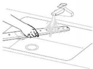 SAMSUNG DWFG720S - Cleaning the spray arms - 5