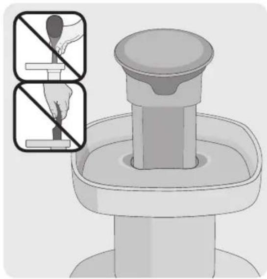 Hurom H16 HQ - Op de persschoef zijn enkele fijnemarkeringen of krassen zichtaar. - 2