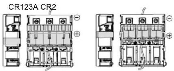 OPTEX HX80NRAM - Après installation des batteries, vérifier le guide sur le coté et installer le couvercle. Saisir fermement le couvercle avec les pinces sur les cotés droite et gauche. - 1