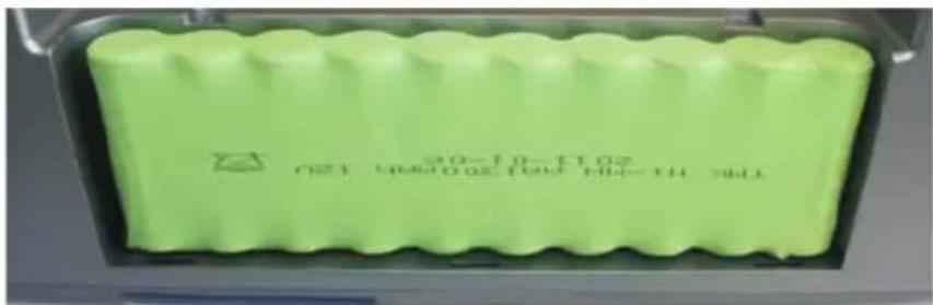 Humantechnik LA90 - Insérez la batterie dans le logement - 1