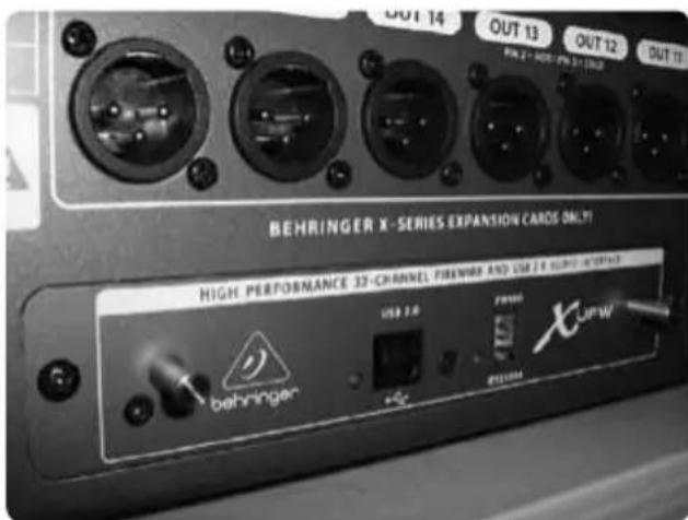 BEHRINGER XUF Interface - Instalacao do cartao I/O de interface: - 2